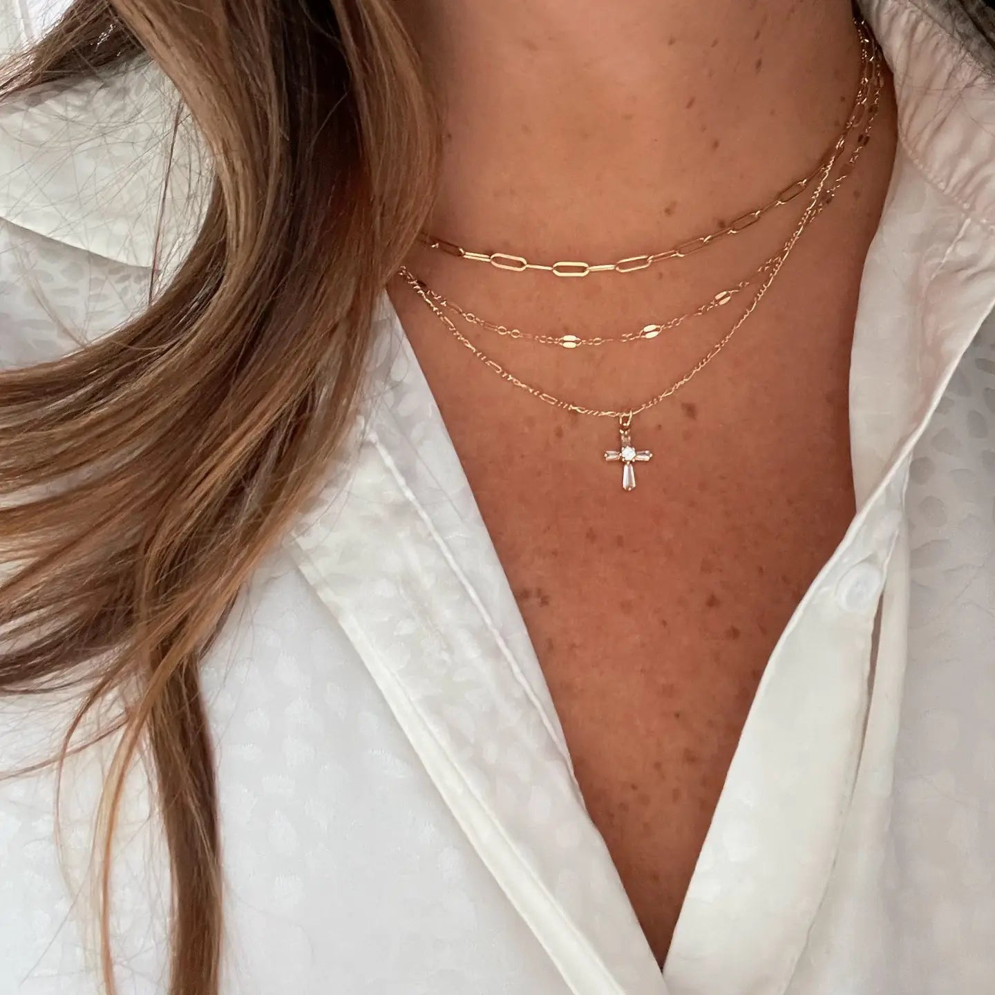 Dainty cross necklace product photo